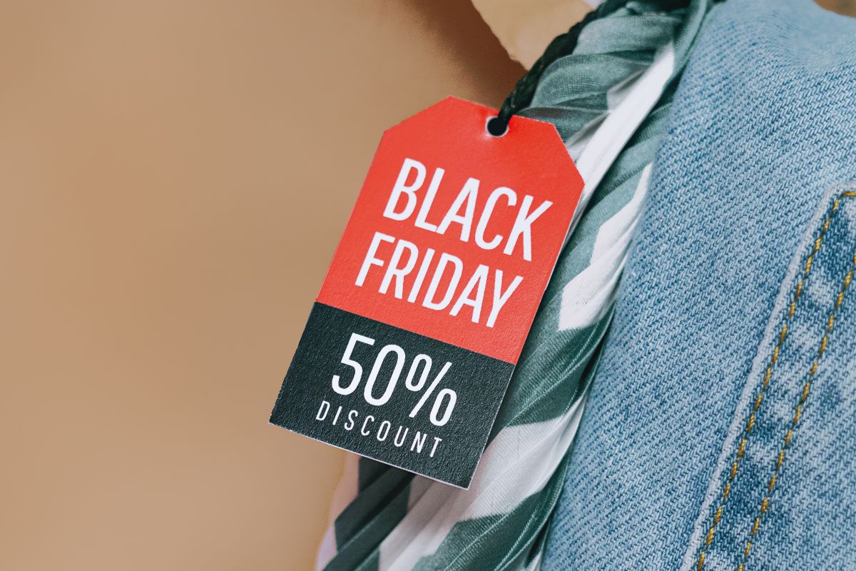 A hang tag stating a black friday discount.
