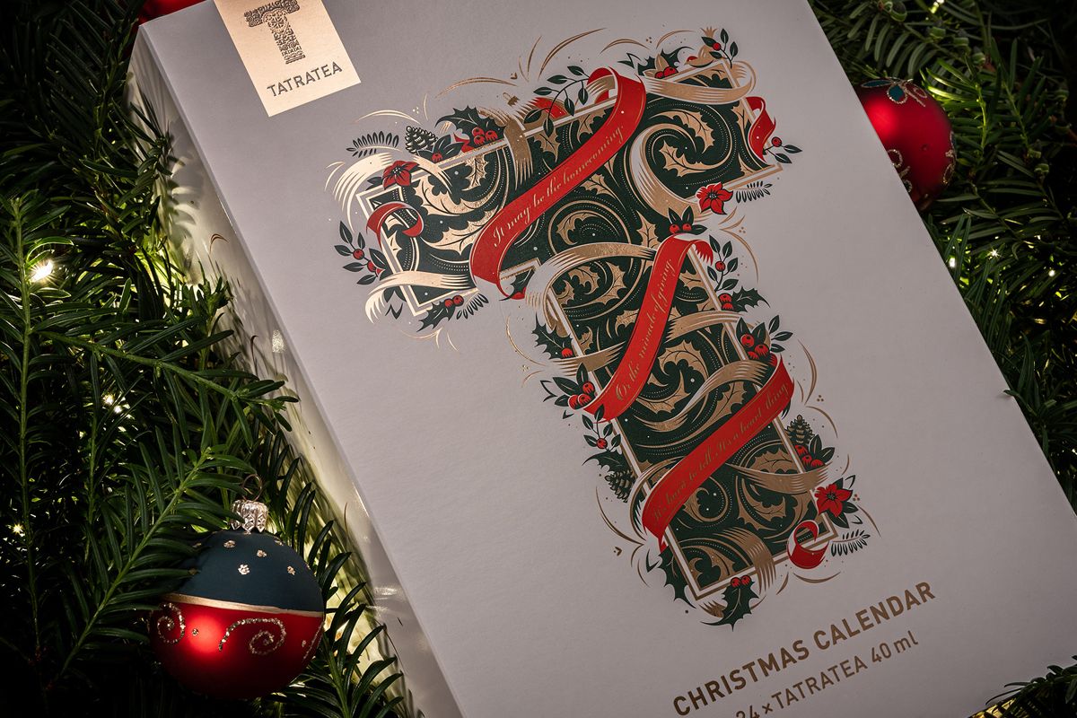 Holiday gift packaging ideas example with white box and the christmas inspired design