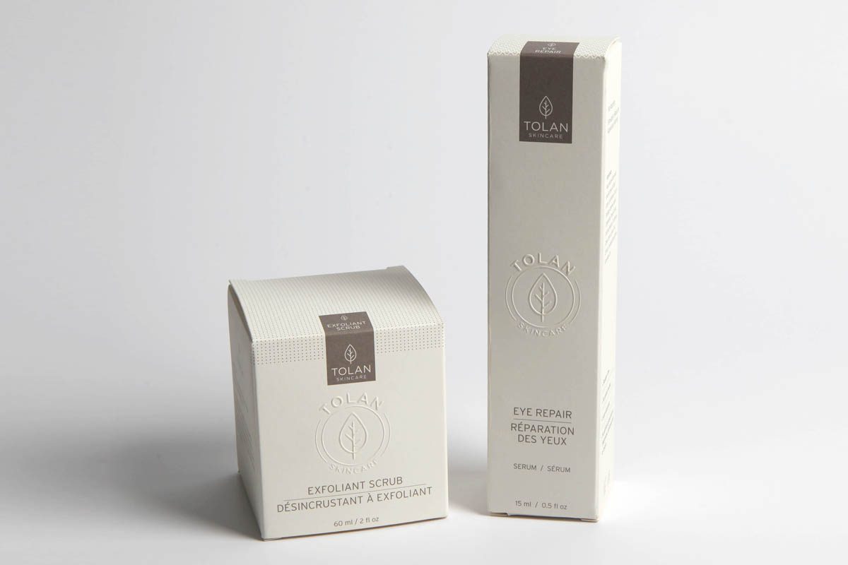Two elegant boxes, one long and thin, and the other of a square shape as an example of custom packaging solutions. 