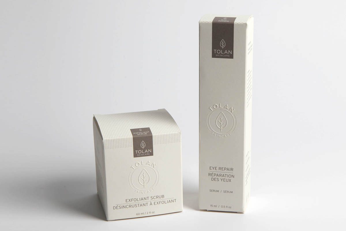 Two elegant boxes, one long and thin, and the other of a square shape as an example of custom packaging solutions.