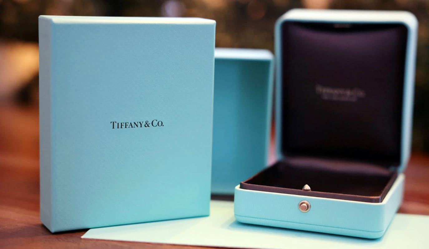 Spot color vs CMYK, a Tiffany & Co. jewelry packaging showing the famous blue color.